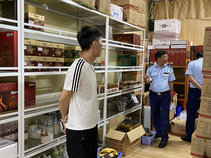 Bán "hàng xách tay" mỹ phẩm, thực phẩm chức năng nhập lậu, một tiểu thương bị xử phạt 25 triệu đồng - Ảnh 2.