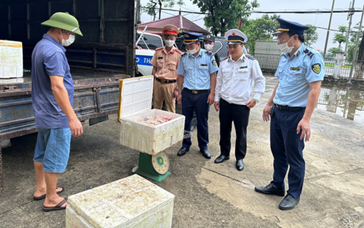 Bắt giữ hơn 1 tạ nội tạng đang rỉ nước, bốc mùi hôi thối đang được vận chuyển đi tiêu thụ