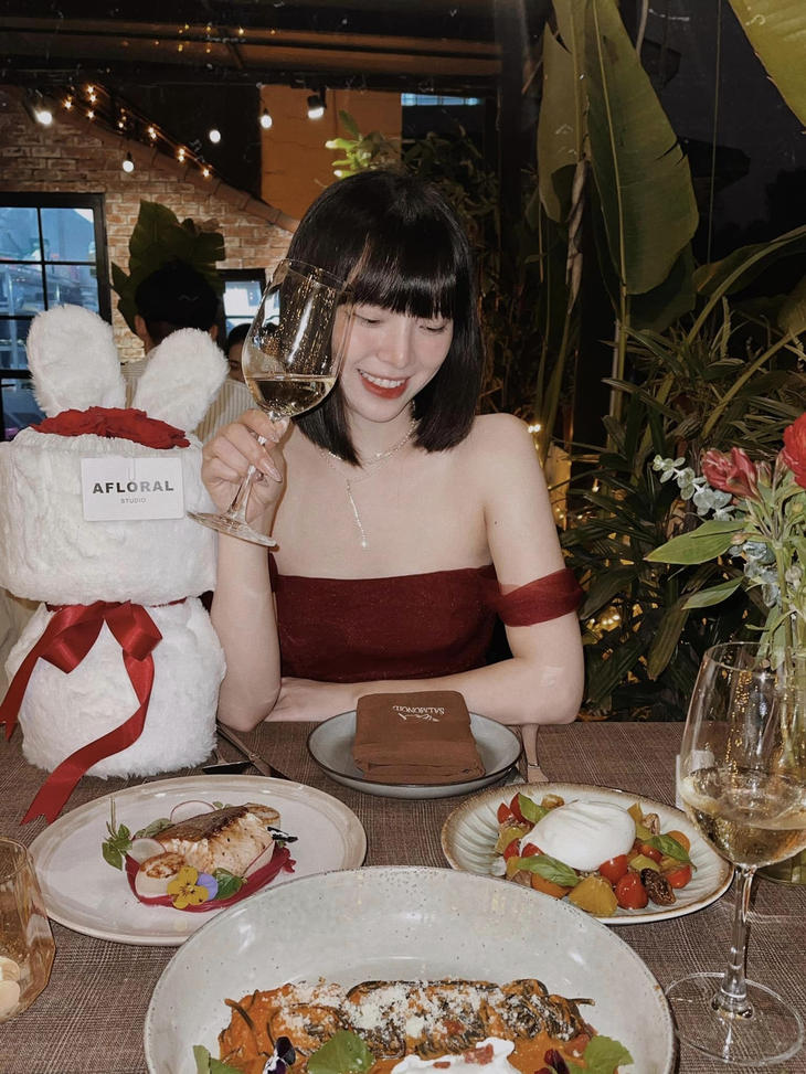 Đoàn Vân Anh - Gen Z mê làm đẹp, làm giàu từ livestream bán hàng trên TikTok - Ảnh 3.