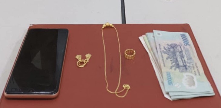 Bắt người phụ nữ xinh đẹp đi trộm vàng - Ảnh 2.