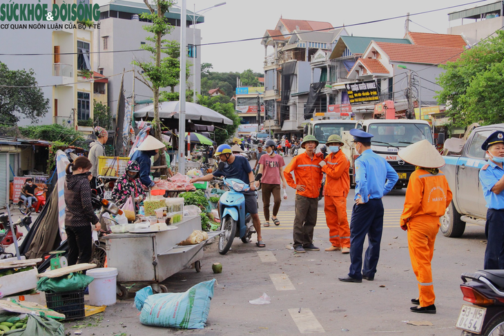 Liên ngành "đội nắng" xử lí vi phạm trật tự đô thị - Ảnh 2.