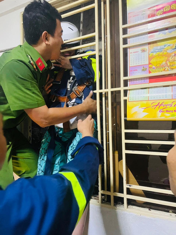 Người phụ nữ rơi từ mái nhà 4 tầng xuống bị mắc kẹt tại khe hở 35cm - Ảnh 1. Người phụ nữ rơi từ mái nhà 4 tầng xuống bị mắc kẹt tại khe hở 35cm - Ảnh 1.