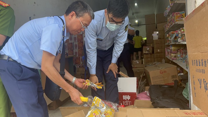 Một hộ kinh doanh ở Hà Nội thu mua hàng nghìn chân, cánh gà nhập lậu để bán kiếm lời - Ảnh 2.