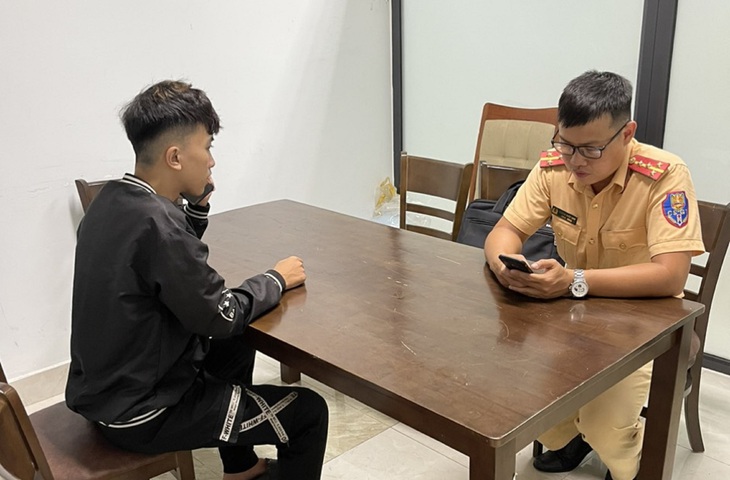 Công an xử lý nhóm thanh niên vượt ẩu, tự ý “dẫn đường” xe cứu thương - Ảnh 1. Công an xử lý nhóm thanh niên vượt ẩu, tự ý “dẫn đường” xe cứu thương - Ảnh 1.
