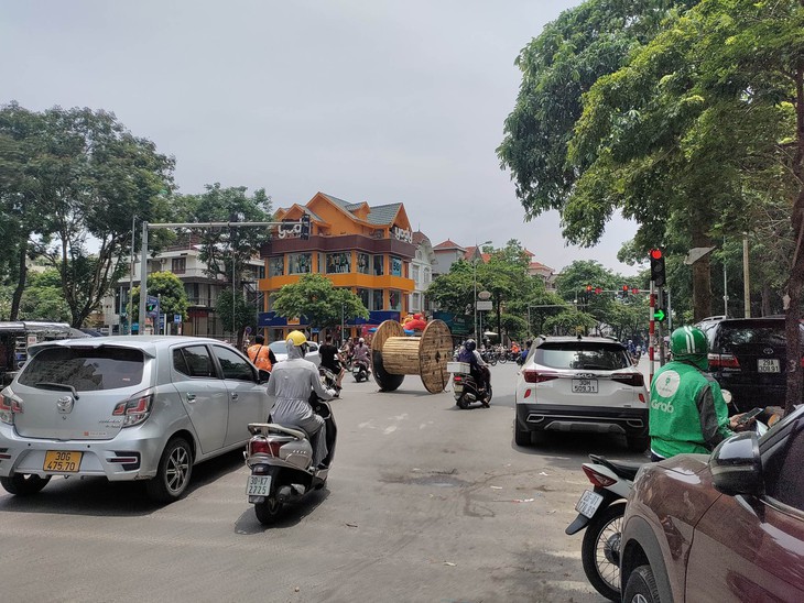 Hà Nội: Người đi đường thót tim vì xe tải rơi quả ru-lô gỗ "khủng" giữa phố đông - Ảnh 2. Hà Nội: Người đi đường thót tim vì xe tải rơi quả ru-lô gỗ "khủng" giữa phố đông - Ảnh 2.