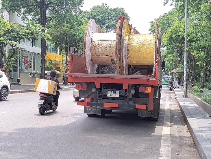 Hà Nội: Người đi đường thót tim vì xe tải rơi quả ru-lô gỗ "khủng" giữa phố đông - Ảnh 3. Hà Nội: Người đi đường thót tim vì xe tải rơi quả ru-lô gỗ "khủng" giữa phố đông - Ảnh 3.