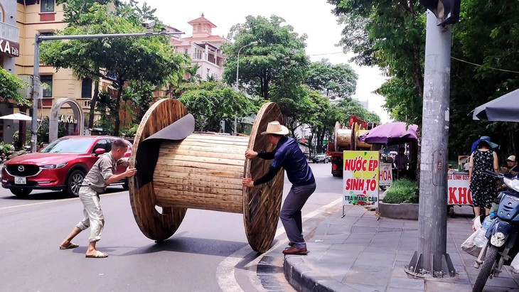 Hà Nội: Người đi đường thót tim vì xe tải rơi quả ru-lô gỗ "khủng" giữa phố đông - Ảnh 1. Hà Nội: Người đi đường thót tim vì xe tải rơi quả ru-lô gỗ "khủng" giữa phố đông - Ảnh 1.