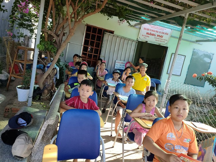 Chàng trai khuyết tật có 2 bằng đại học, bỏ phố về quê lan tỏa văn hóa đọc - Ảnh 2.