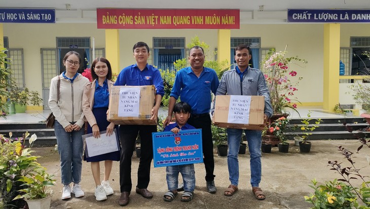 Chàng trai khuyết tật có 2 bằng đại học, bỏ phố về quê lan tỏa văn hóa đọc - Ảnh 3.