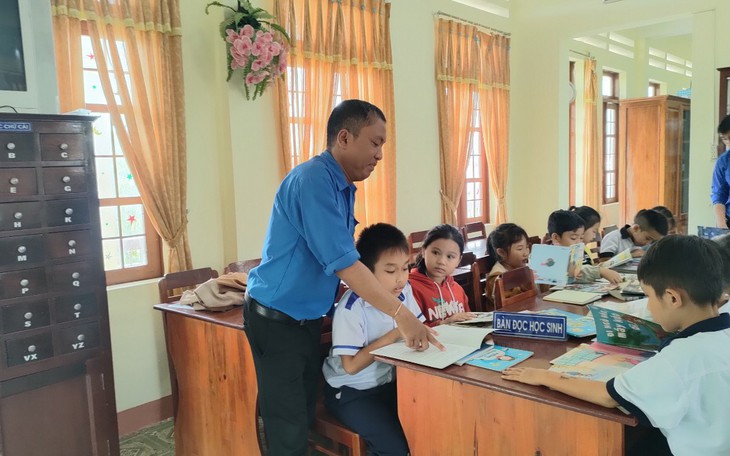 Chàng trai khuyết tật có 2 bằng đại học, bỏ phố về quê lan tỏa văn hóa đọc