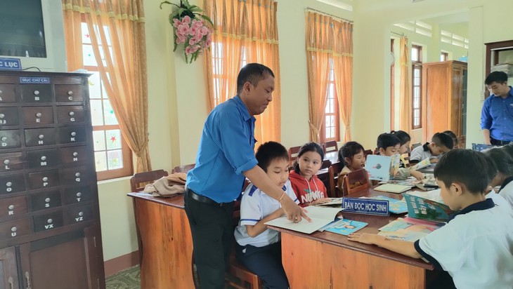 Chàng trai khuyết tật có 2 bằng đại học, bỏ phố về quê lan tỏa văn hóa đọc - Ảnh 5.