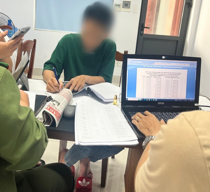 Triệu tập hàng chục nhân viên ngân hàng tham gia đường dây mua bán thông tin tài khoản ngân hàng - Ảnh 1. Triệu tập hàng chục nhân viên ngân hàng tham gia đường dây mua bán thông tin tài khoản ngân hàng - Ảnh 1.