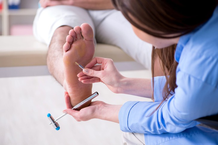 Biến chứng thần kinh ở bệnh nhân đái tháo đường có nguy hiểm không?   - Ảnh 2.