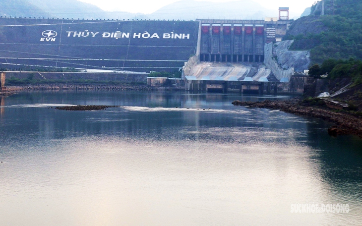 Nhiều hồ thủy điện lớn đã thoát mực nước chết nhưng vẫn phải phát điện cầm chừng
