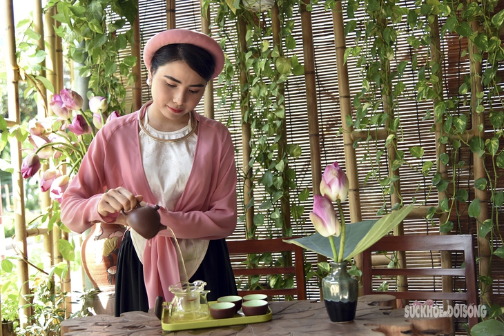 Du khách nước ngoài trải nghiệm công đoạn ướp trà sen đệ nhất trà HàThành   - Ảnh 2.