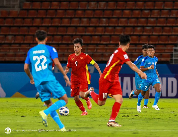 U17 Việt Nam hòa đáng tiếc trong ngày ra quân giải U17 châu Á - Ảnh 1. U17 Việt Nam hòa đáng tiếc trong ngày ra quân giải U17 châu Á - Ảnh 1.