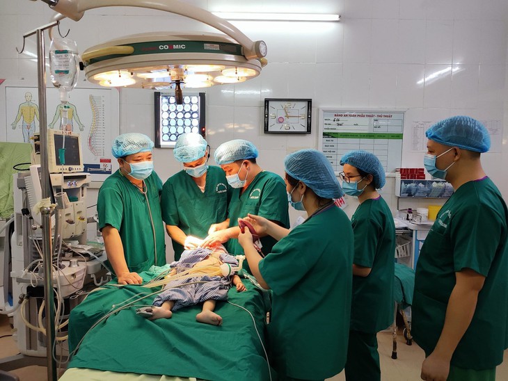 Ngã từ sàn nhà cao, bé trai 20 tháng bị lún sọ - Ảnh 1.