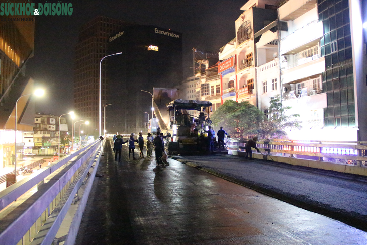 Thảm bê tông nhựa cầu vượt chữ C ngay trong đêm - Ảnh 2.