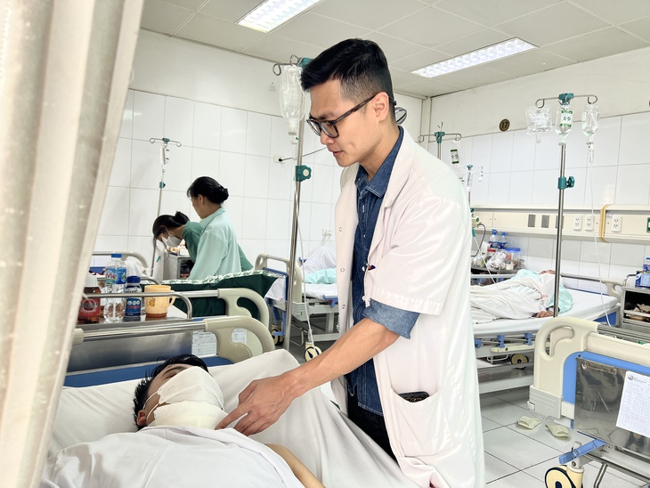Nam bệnh nhân đến bệnh viện cấp cứu cùng thanh xà beng 90cm đâm xuyên vào vùng cổ - Ảnh 2.