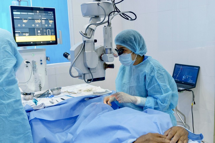 Bệnh nhân làm thơ ngay trên giường bệnh mổ Phaco - Ảnh 2.