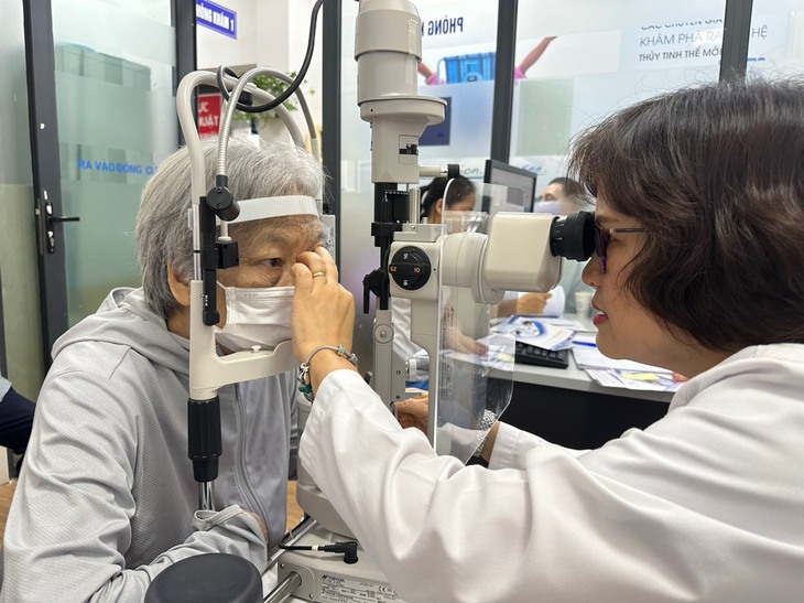 Bệnh nhân làm thơ ngay trên giường bệnh mổ Phaco - Ảnh 1.