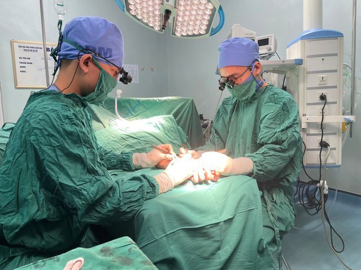 Xuyên đêm "cứu sống" bàn tay đứt lìa cho nam thanh niên - Ảnh 1. Xuyên đêm "cứu sống" bàn tay đứt lìa cho nam thanh niên - Ảnh 1.