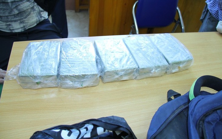 Phát hiện thanh niên đeo chiếc balo có chứa 10 bánh heroin