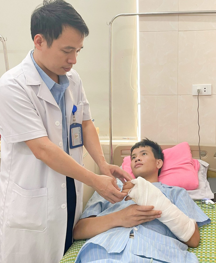 Xuyên đêm "cứu sống" bàn tay đứt lìa cho nam thanh niên - Ảnh 2. Xuyên đêm "cứu sống" bàn tay đứt lìa cho nam thanh niên - Ảnh 2.
