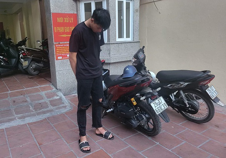Phạt 7 triệu đồng thanh niên bốc đầu xe máy thách thức công an - Ảnh 2.