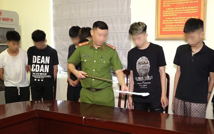Nhóm 'trẻ trâu' gây náo loạn đường phố, vô cớ chém người đi đường nhập viện