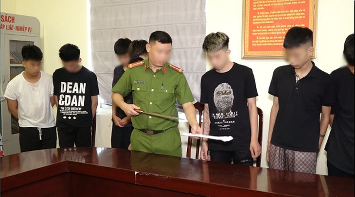 Nhóm trẻ trâu đi “bát phố” vô cớ chém người đi đường nhập viện - Ảnh 2.