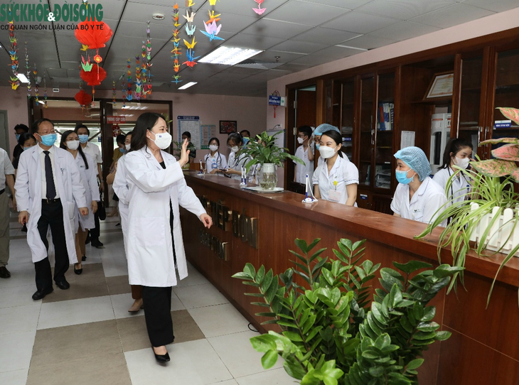 Phó Chủ tịch nước thăm, tặng quà các em nhỏ tại Bệnh viện Nhi Trung ương - Ảnh 1. Phó Chủ tịch nước thăm, tặng quà các em nhỏ tại Bệnh viện Nhi Trung ương - Ảnh 1.