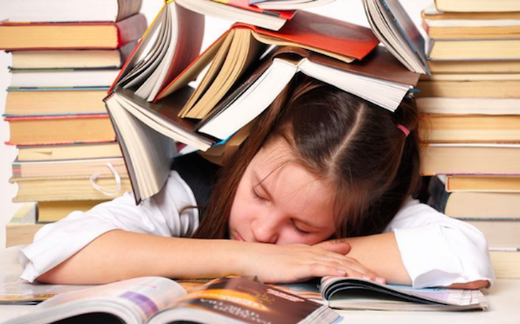 Trẻ bị stress do áp lực thi cử, cha mẹ cần làm gì?