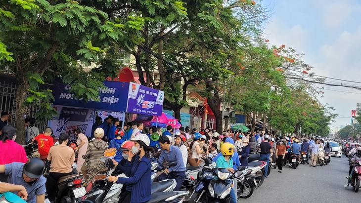 Kỳ thi lớp 10 (2023-2024): Xúc động hình ảnh thầy cô, phụ huynh đến từ sớm động viên các sĩ tử - Ảnh 1.