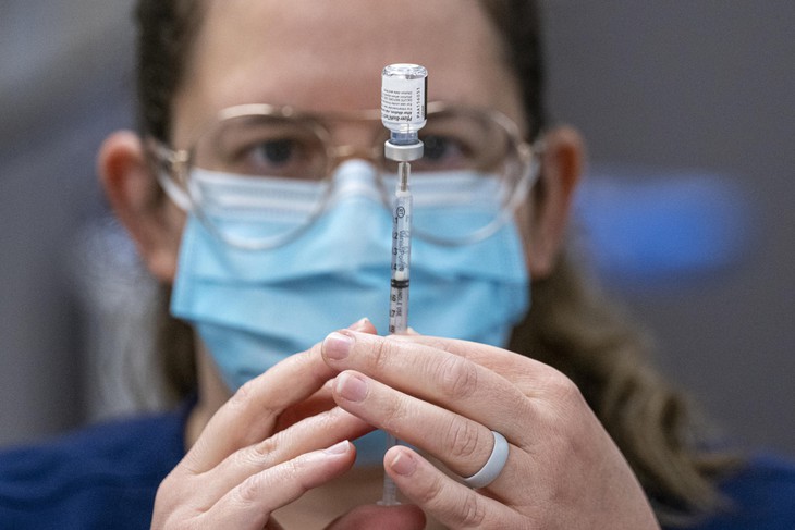 Thêm một vaccine nữa ngừa virus hợp bào hô hấp (RSV) được FDA phê chuẩn - Ảnh 2. Thêm một vaccine nữa ngừa virus hợp bào hô hấp (RSV) được FDA phê chuẩn - Ảnh 2.