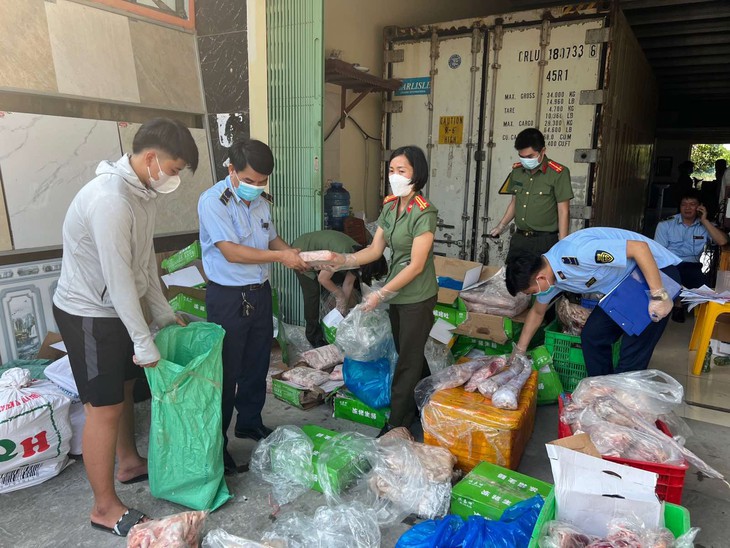 "Đột kích" kho hàng hơn 1,5 tấn tràng lợn, đuôi lợn, chân gà đông lạnh chưa rõ nguồn gốc xuất xứ - Ảnh 2.