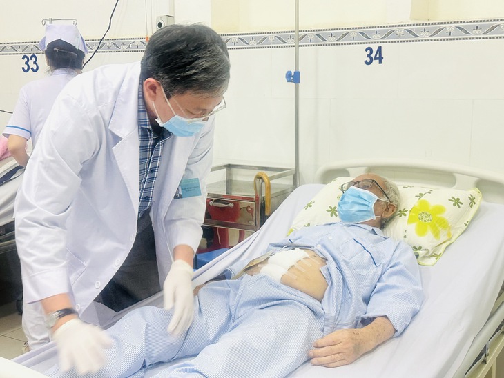 Tưởng viêm ruột thừa, nam bệnh nhân đi khám bất ngờ phát hiện bị thủng đại tràng - Ảnh 1.