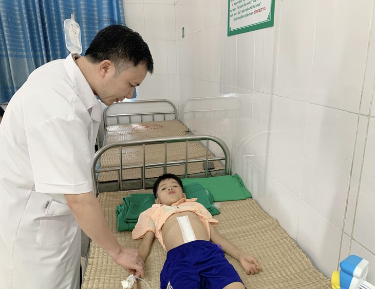 Cứu sống bé trai 08 tuổi bị vỡ lách nguy hiểm tính mạng - Ảnh 1.