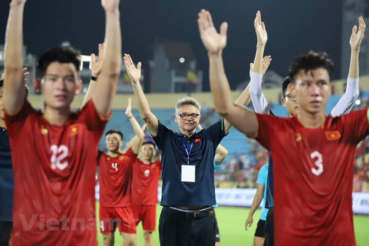 Ảnh: Tuấn Hải tỏa sáng, HLV Troussier thắng trận thứ 2 liên tiếp - Ảnh 12. Ảnh: Tuấn Hải tỏa sáng, HLV Troussier thắng trận thứ 2 liên tiếp - Ảnh 12.