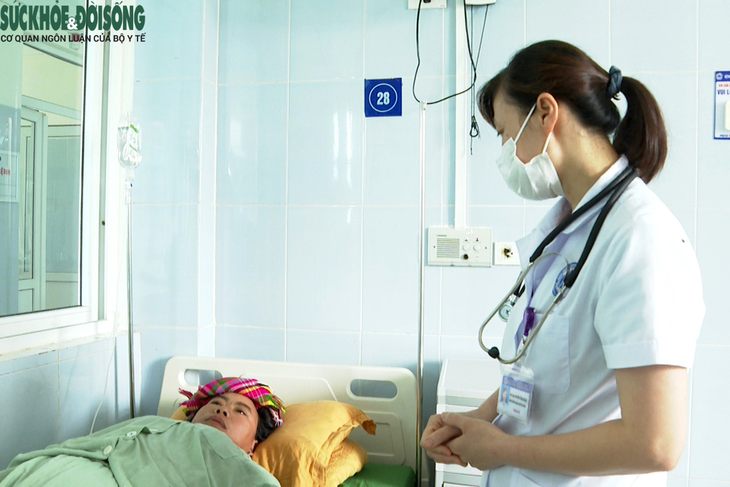 Ăn canh nấm lạ, 14 người phải nhập viện cấp cứu - Ảnh 1.