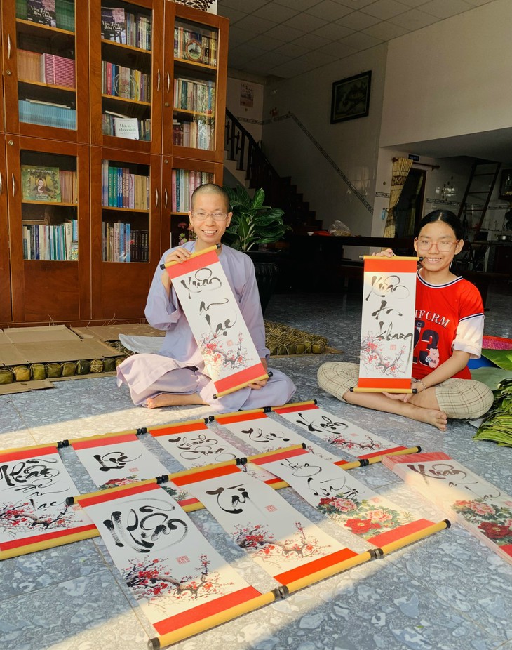 Nhà sư mê viết báo về y tế, về lòng nhân ái - Ảnh 2.