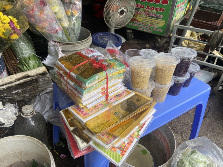 Hà Nội: Nhộn nhịp thị trường ngày cận Tết Đoan Ngọ - Ảnh 3.