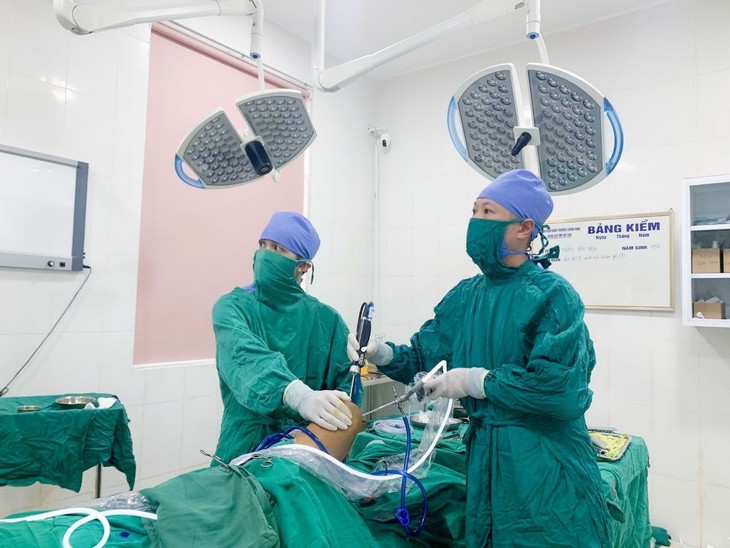 Phẫu thuật tái tạo dây chằng hai bên cùng lúc cho nhiều bệnh nhân - Ảnh 1. Phẫu thuật tái tạo dây chằng hai bên cùng lúc cho nhiều bệnh nhân - Ảnh 1.
