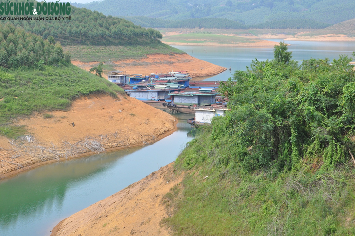 Mực nước hồ chứa tăng, nhà máy vẫn phải phát điện cầm chừng - Ảnh 1.
