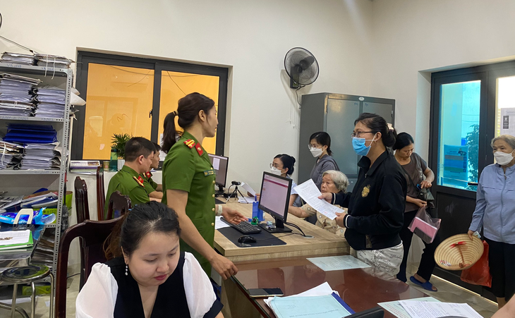 Người dân nô nức đi đăng ký tài khoản định danh điện tử - Ảnh 1.