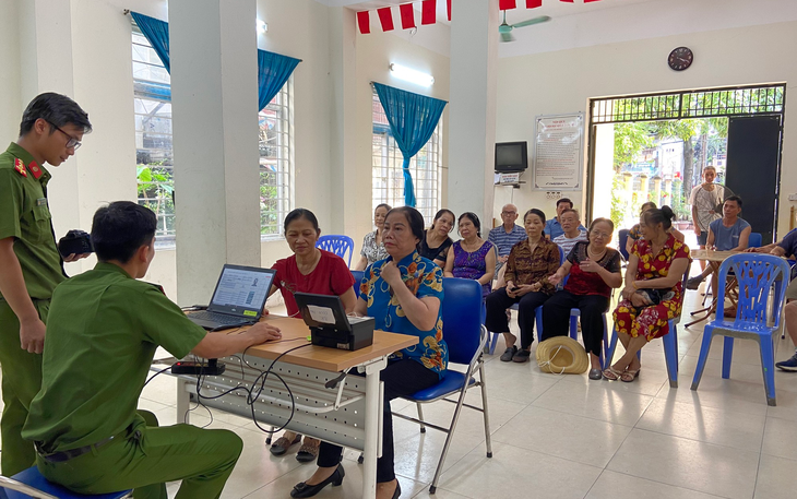 Người dân nô nức đi đăng ký tài khoản định danh điện tử - Ảnh 2.