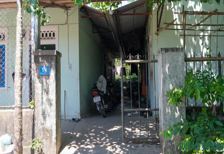 Sinh viên chật vật trong những căn phòng trọ giữa cao điểm nắng nóng - Ảnh 1.