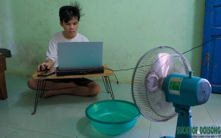 Sinh viên chật vật trong những căn phòng trọ giữa cao điểm nắng nóng