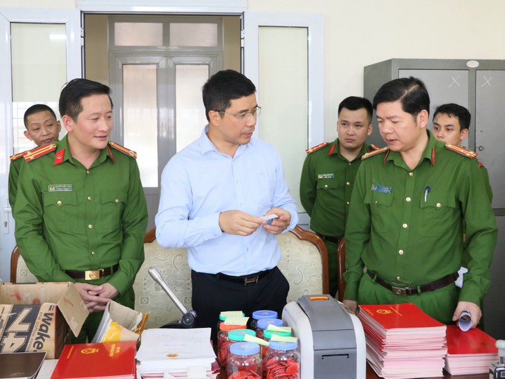 Phá đường dây làm giấy tờ giả 'khủng', thu lợi hơn 20 tỷ đồng - Ảnh 2.