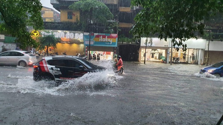 Những tuyến phố nào có nguy cơ ngập cục bộ khi mưa dông vào chiều tối? - Ảnh 2. Những tuyến phố nào có nguy cơ ngập cục bộ khi mưa dông vào chiều tối? - Ảnh 2.
